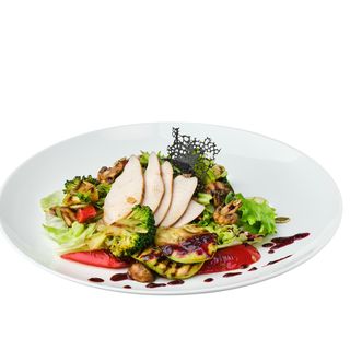 Теплий салат з овочами гриль та куркою