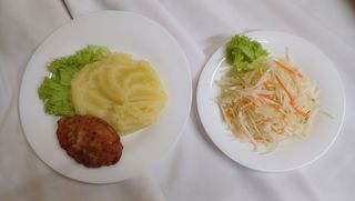 Куряча котлетка з пюрешечкою та салатиком з капусточки морквою (500г)