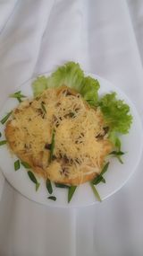 Відбивна зі курки, запечена під грибочками та сиром (110г)