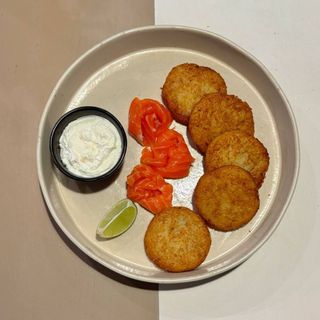КАРТОПЛЯНІ ДЕРУНИ З ЛОСОСЕМ (250г)