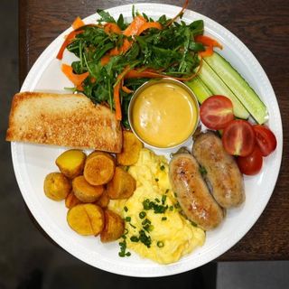 Великий сніданок з ковбасками . 