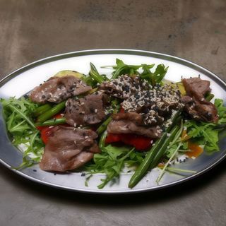 Теплий салат з телятиною (200г)