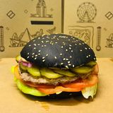 Бургер з яловичою котлетою