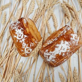 Листкова булочка з вишнею та шоколадом