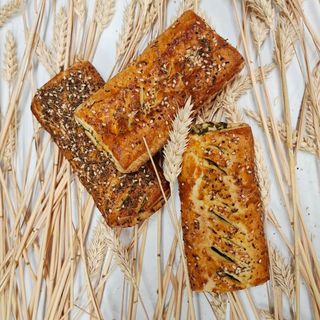 Слойка з начинкою шпинат та сир