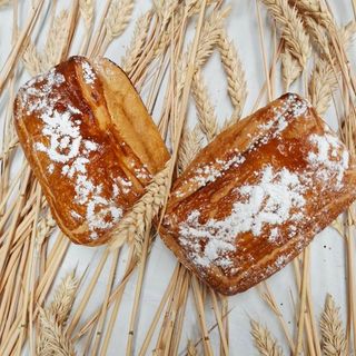 Листкова булочка з малиною