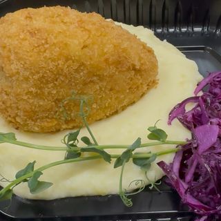  Котлета по-київськи з картопляним пюре та салатом із червоної капусти