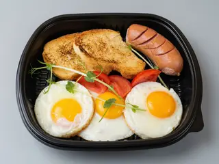 Яєчня з трьох яєць з сарделькою (250г)