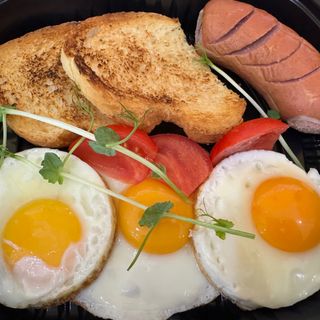 Яєчня з трьох яєць з сарделькою (250г)