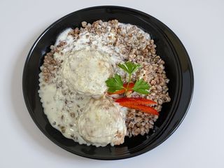 Кульки з курки в вершковому соусі з гарніром(320гр)  із гречки