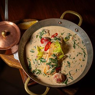 Лосось у вершковому соусі з білоногою креветкою та рисом Басматі