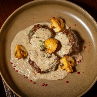 Медальони з телятини під соусом з білих грибів