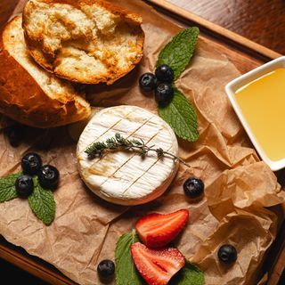 Запечений камамбер з ягодами