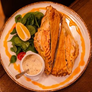 Лосось, запечений у листковому тісті з білоногою креветкою під соусом Надін