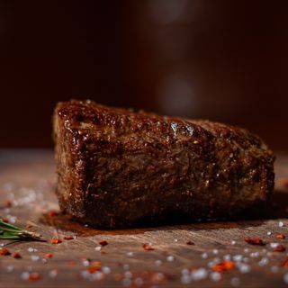 Вирізка з телятини під ягідним соусом