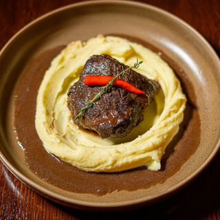 Телячі щочки з картопляним пюре