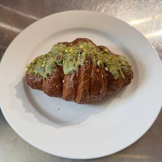 Круасан з фісташковим кремом