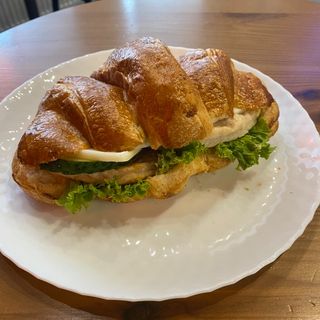 Круасан з курячою котлетою