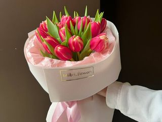 13 малинових тюльпанів