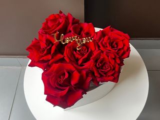 Червоні троянди з топером