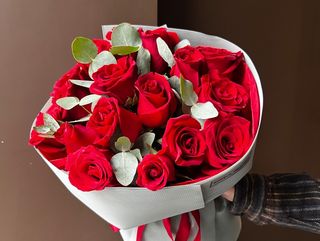 17 червоних троянд