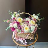 Квітковий кошик з яскравими акцентами