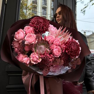 Букет з хризантем, протей та троянд