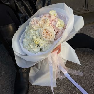 Букет з гортензій, троянд та фрезій