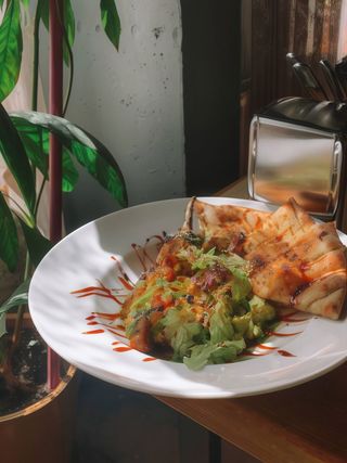 Печений баклажан з мусом авокадо і песто з кінзи (400г)