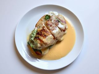 Фарширована куряча грудка з молодою картоплею та соусом чедер (350г)