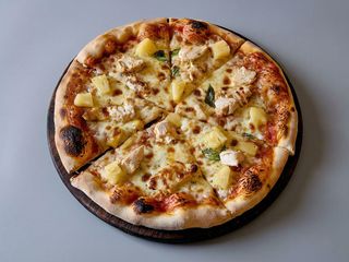 Піца з куркою та ананасом (225г)