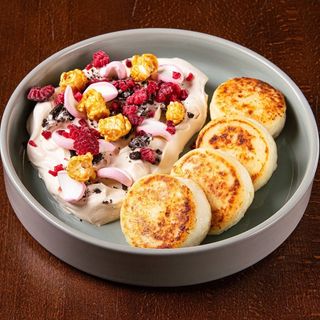 Сирники домашні з вершково-карамельним мусом (180/100)