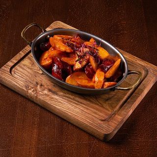 Пательня зі смаженою картоплею та мисливськими ковбасками (400 г)