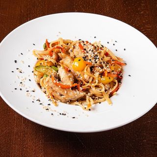 Лапша удон з курочкою(стегно) та овочами (250 г)