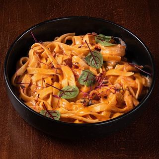 Тальятелле з креветками та мʼясом мідій.