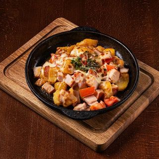 Пательня з картоплею та курочкою під сиром (300 г)