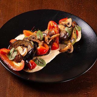 Овочі гриль з фірмовим соусом .