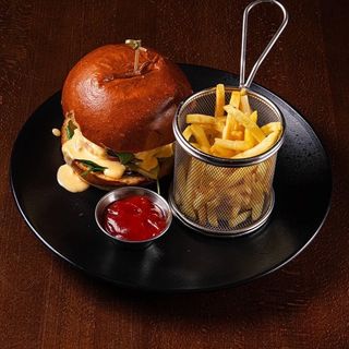 Бургер зі свиної котлети та подвійним сиром