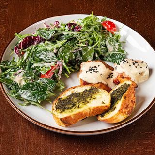 Салат з курчам в беконі