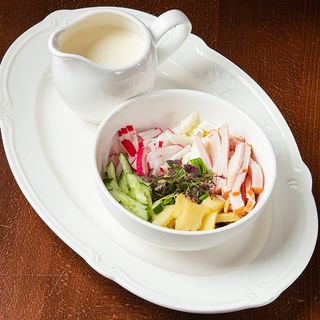 Окрошка на кефірі з копченою курочкою