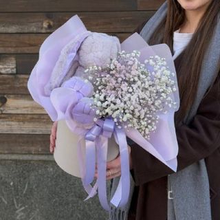 Композиція з іграшкою та гіпсофілою в тубусі