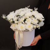 Квіткова композиція в боксі з маргариткою з додаванням сухоцвіту в білому кольорі