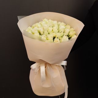 Букет з 51 білої троянди у світлому упакуванні