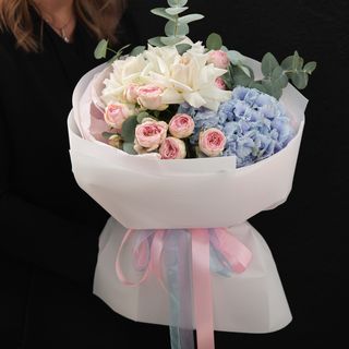 Міксований букет в рожево-голубих тонах