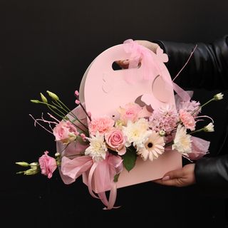 Композиція з квітами в рожевих тонах (сумочка з метеликами)