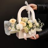 Композиція з квітів в білому кольорі