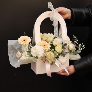 Композиція з квітів в білому кольорі 