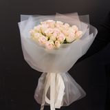 Букет з 25 світло рожевих троянд у напів прозорому упакуванні