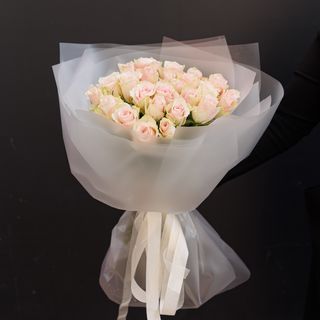 Букет з 25 світло рожевих троянд у напів прозорому упакуванні 