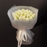 Моно букет з 25 білих троянд в на пів прозорому упакуванні